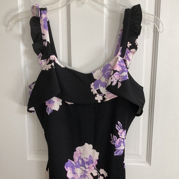 SOLD‼️Fitted mini sleeveless dress with ruffles - Picture 2 of 6